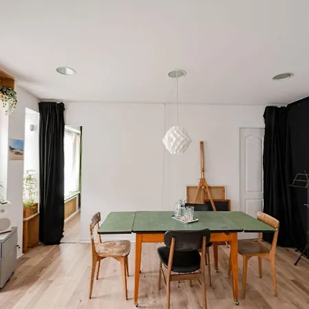 Design Apt In Front Of The Belleville Park *